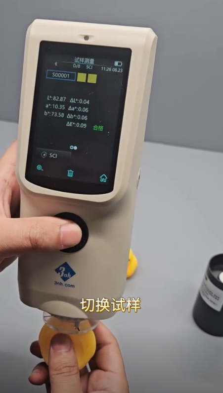 CR8色差仪测量塑胶鸭子色差